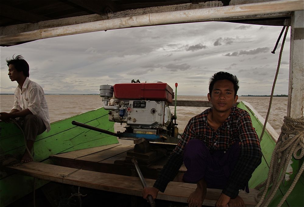 der käptn und sein bootsman,am irrawaddy vor bagan, burma 2011