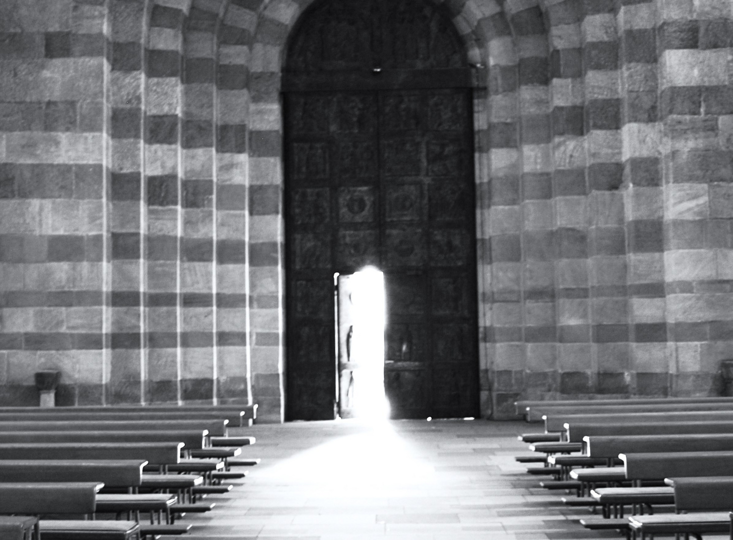 Der Kaierdom zu Speyer - Das Hauptportal von innen