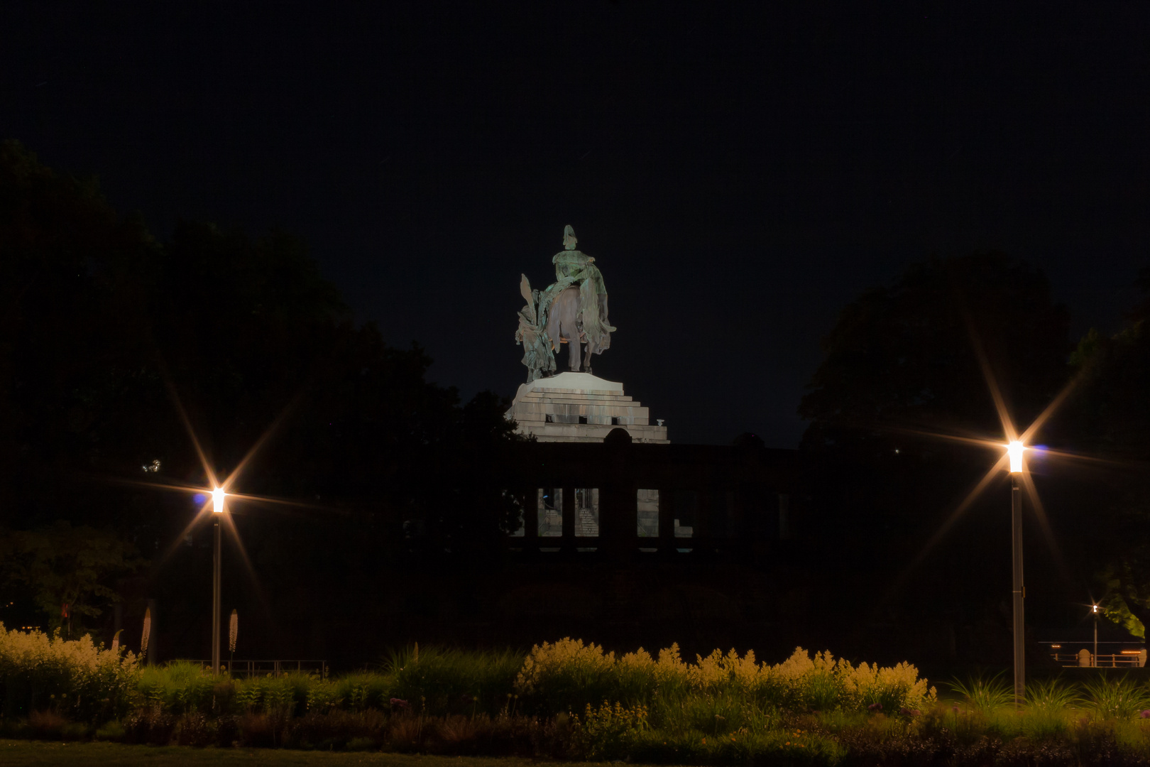 Der Kaiser bei Nacht ( von hinten )