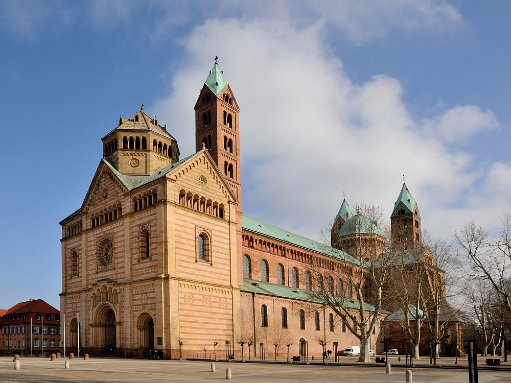 Der Kaiserdom zu Speyer; Ansicht von Südwesten. Das neuere Westwerk hebt sich deutlich...