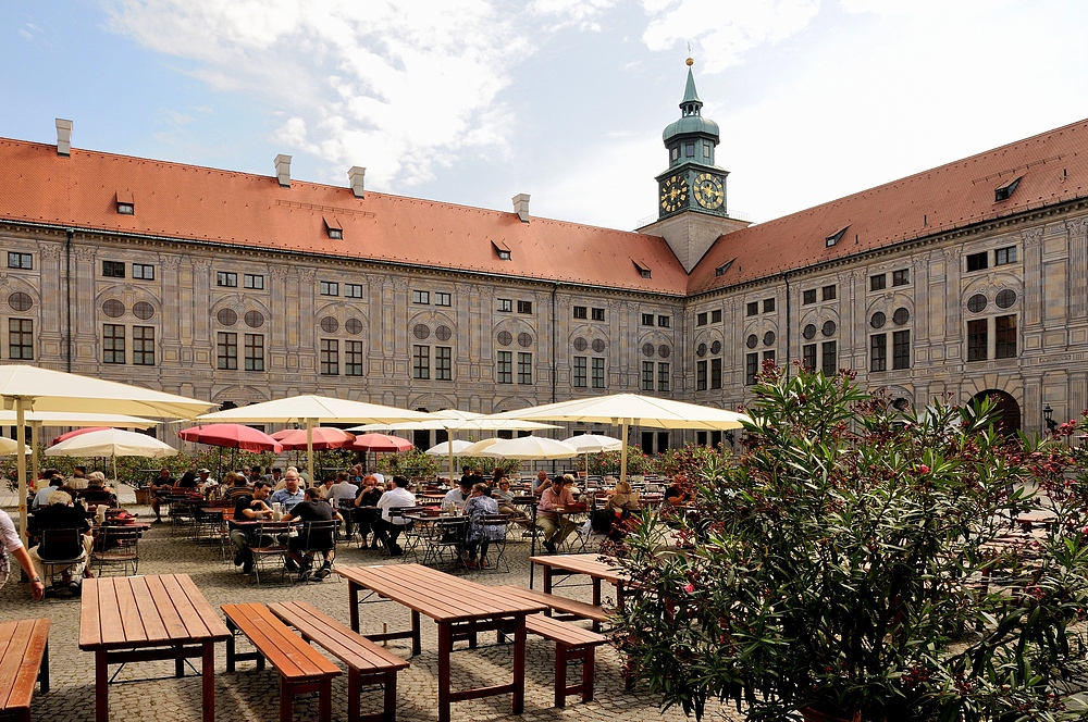 Der Kaiserhof der Residenz in München. WAS UNS PFÄLZER BESONDERS FREUT, ist das...