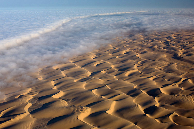 Der kalte Benguelastrom bringt fast jeden Tag den Nebel in die Skelettküste Namibias