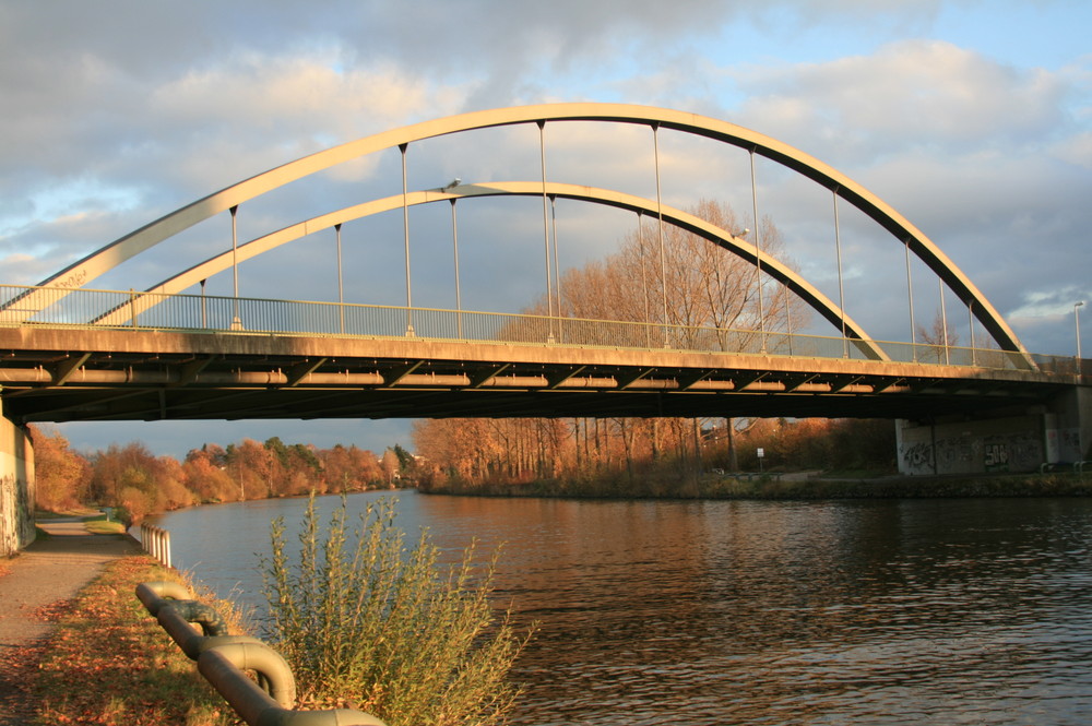 der kanal im herbst