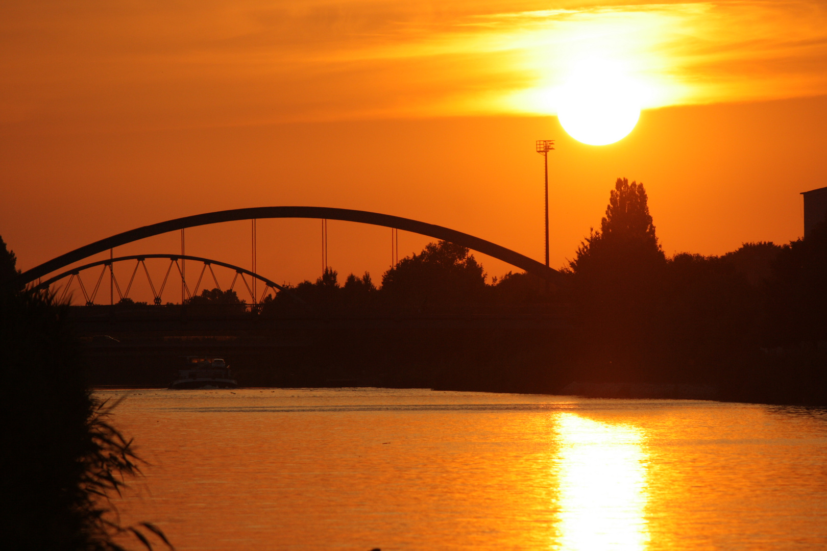 der Kanal taucht in die Nacht