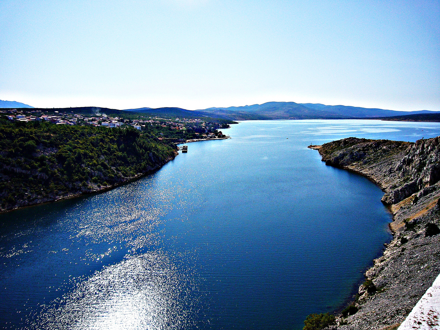 Der Kanal von Maslenica in Kroatien