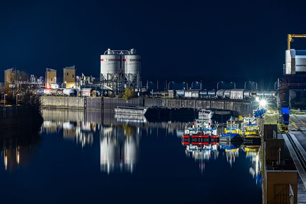 Der Kanalhafen mit dem Terminal Trennungsdamm...