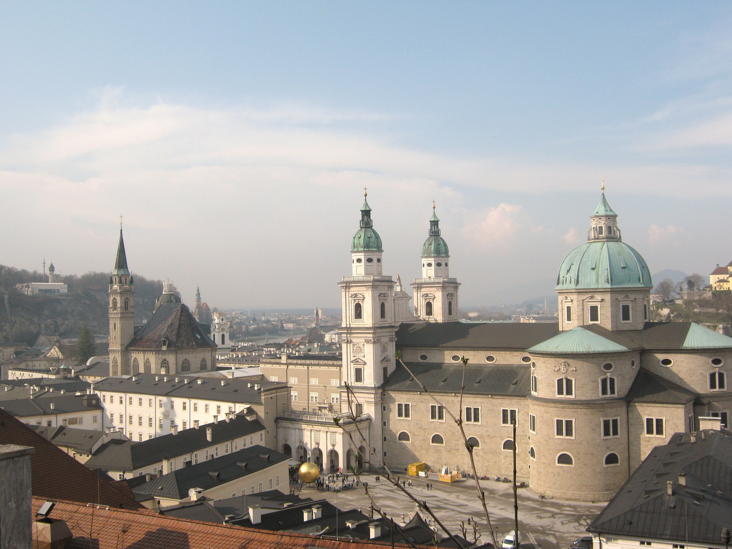 Der Kapitelplatz in der Salzburger Altstadt ..