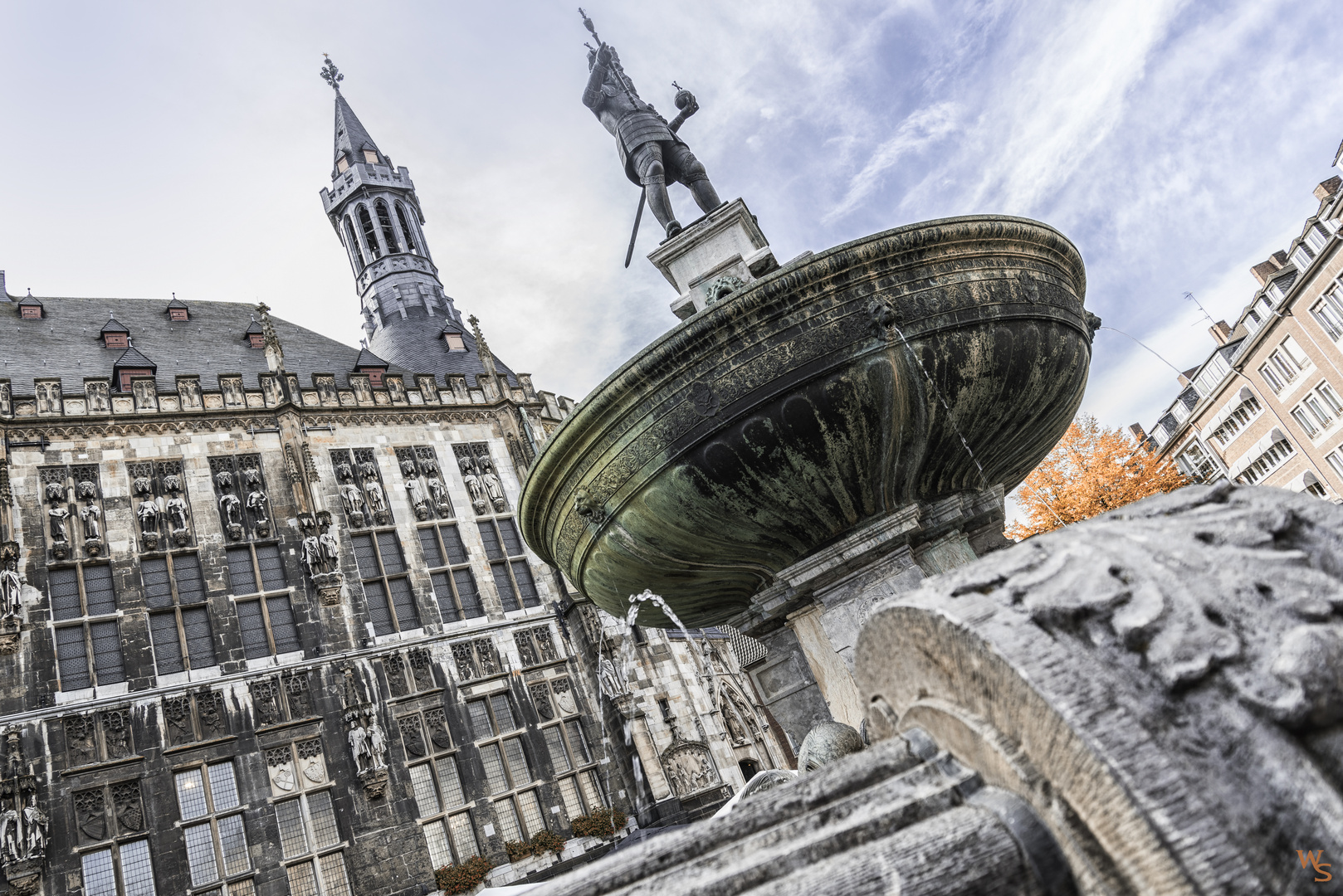 der Karlsbrunnen vor dem Aachener Rathaus