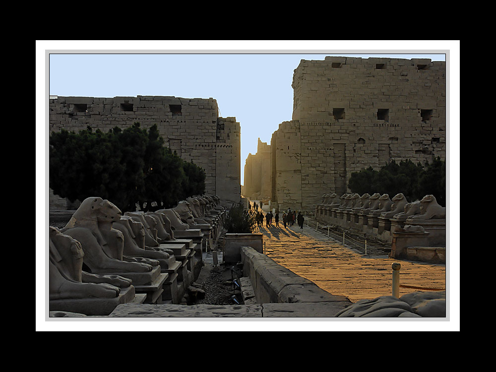 Der Karnak-Tempel bei Sonnenaufgang