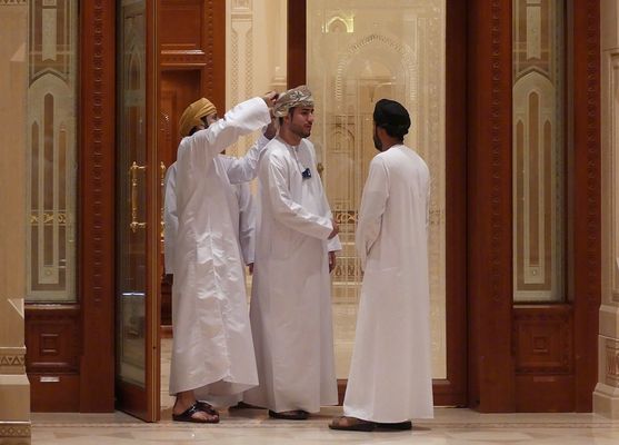 Der Kaschmirturban wird neu gebunden