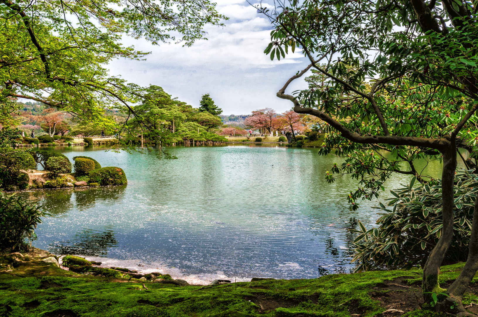 Der Kasumi-Teich und Gartenanlage im "Kenroku-en Park" in Kanazawa