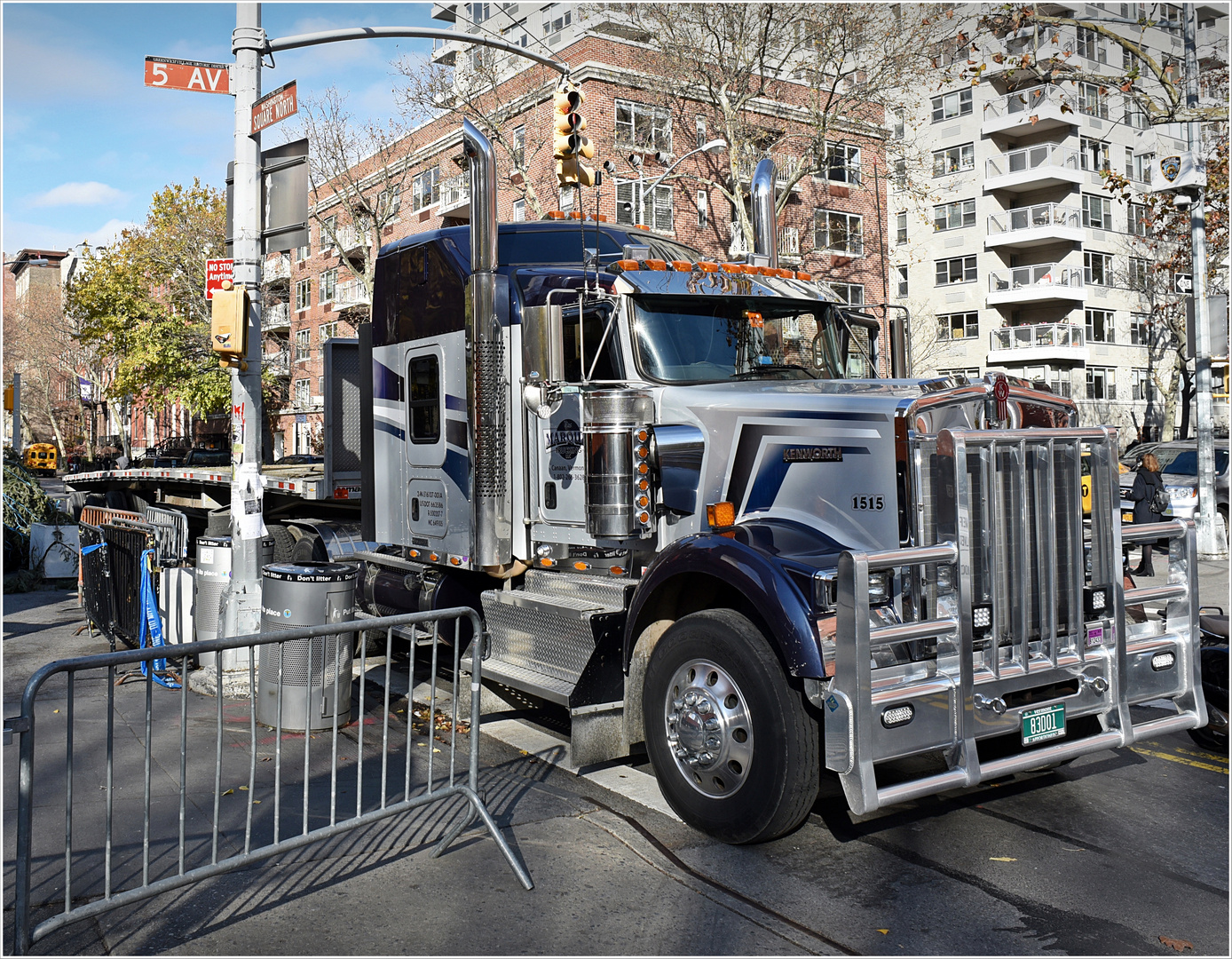 Der Kenworth W900 an der Ecke 5th Avenue