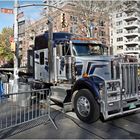 Der Kenworth W900 an der Ecke 5th Avenue