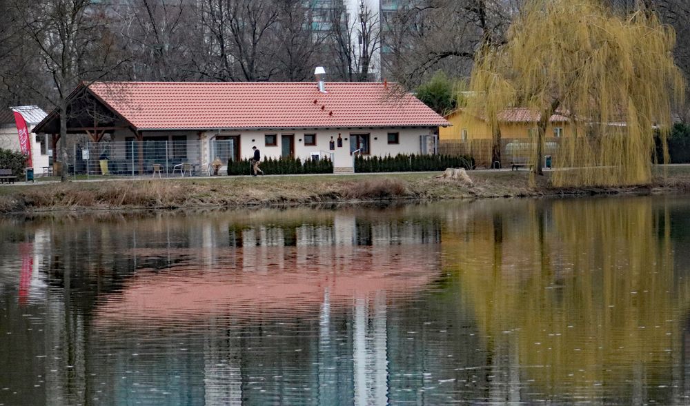 Der Kiosk am See spiegelt sich Foto & Bild landschaft, architektur