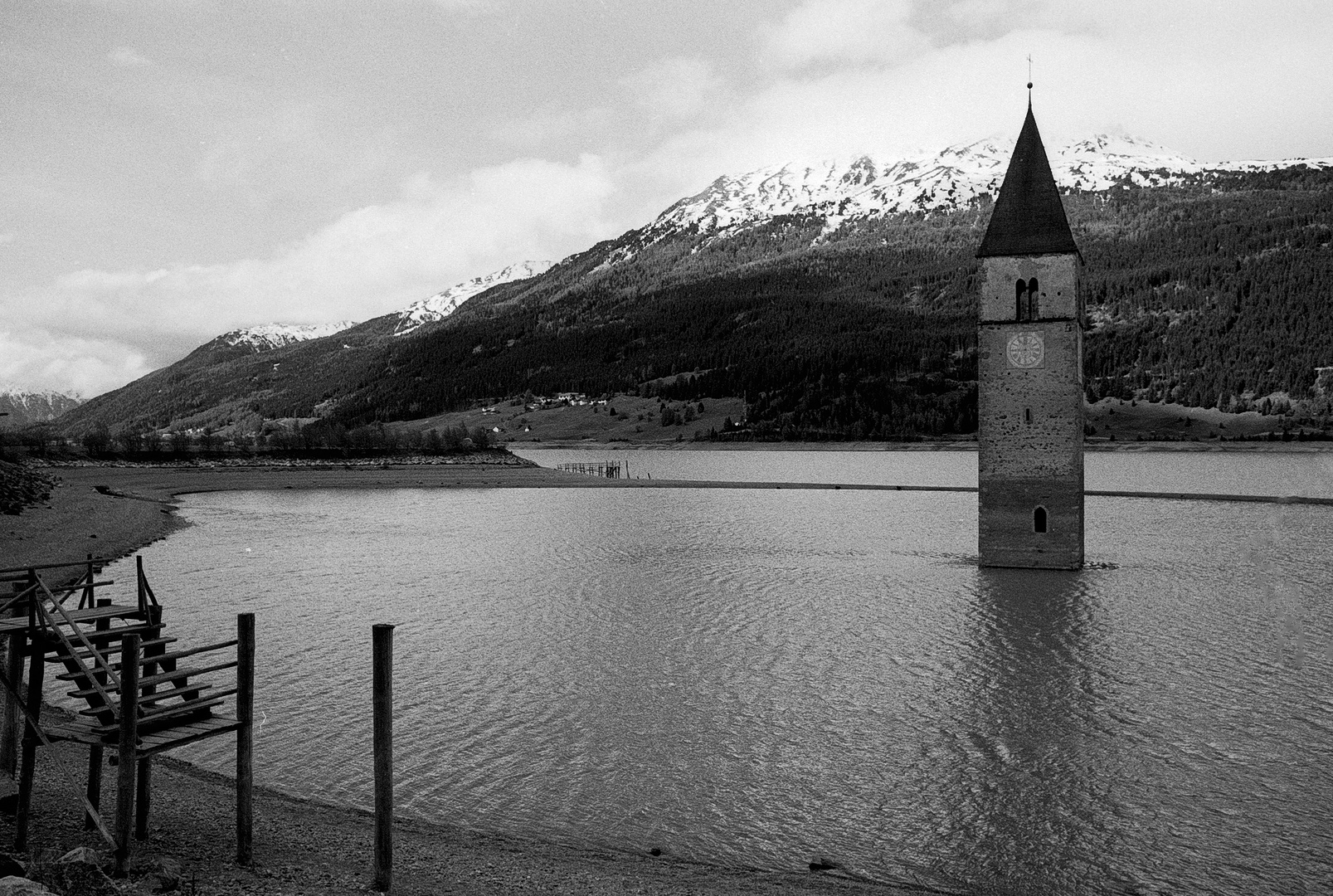 Der Kirchturm der Gemeinde Graun im Reschensee