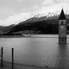 Der Kirchturm der Gemeinde Graun im Reschensee