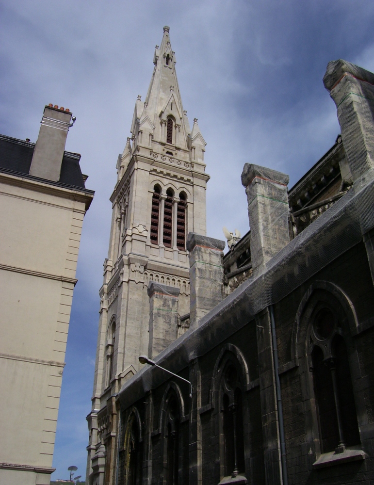 der Kirchturm der Kirche "Notre Dame" in Saint Chamond