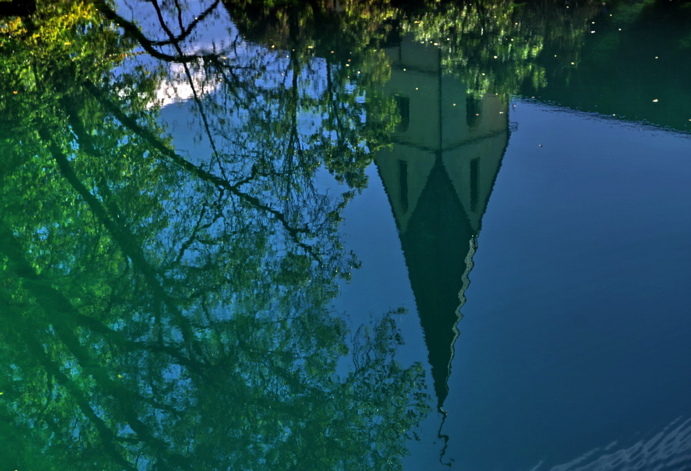 Der Kirchturm im Blautopf