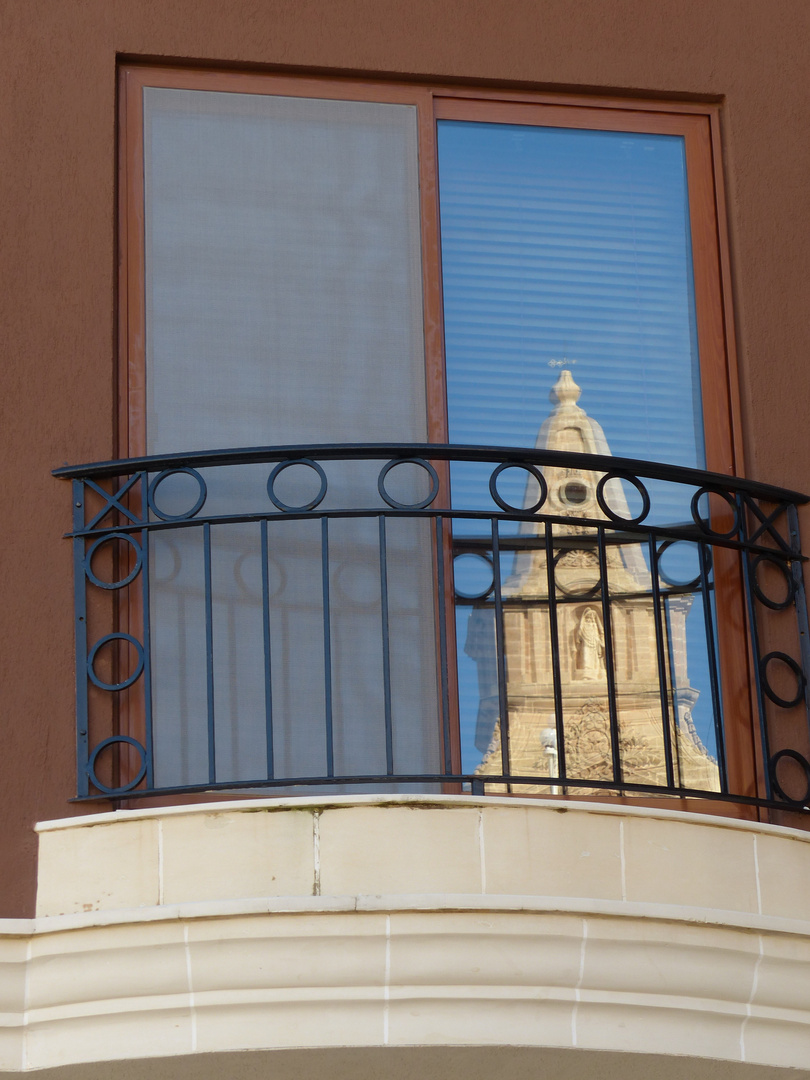 Der Kirchturm im Fenster