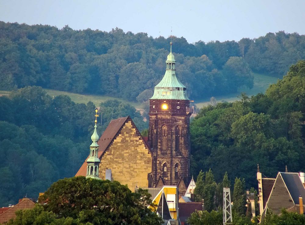 Der Kirchturm in der Abendsonne