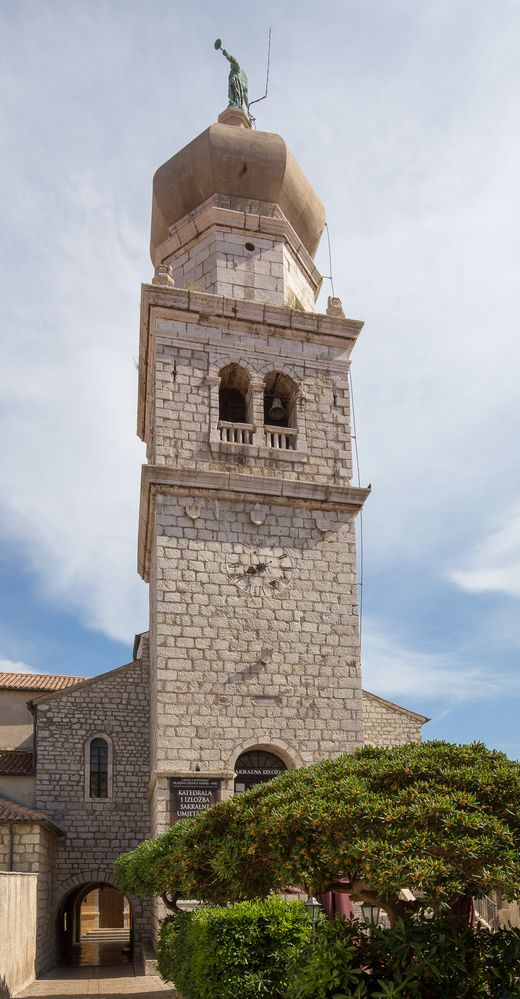 Der Kirchturm in der Altstadt in Krk auf Krk