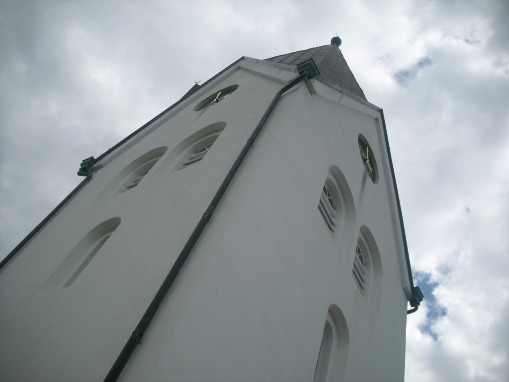 Der Kirchturm in Nebel