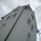 Der Kirchturm in Nebel