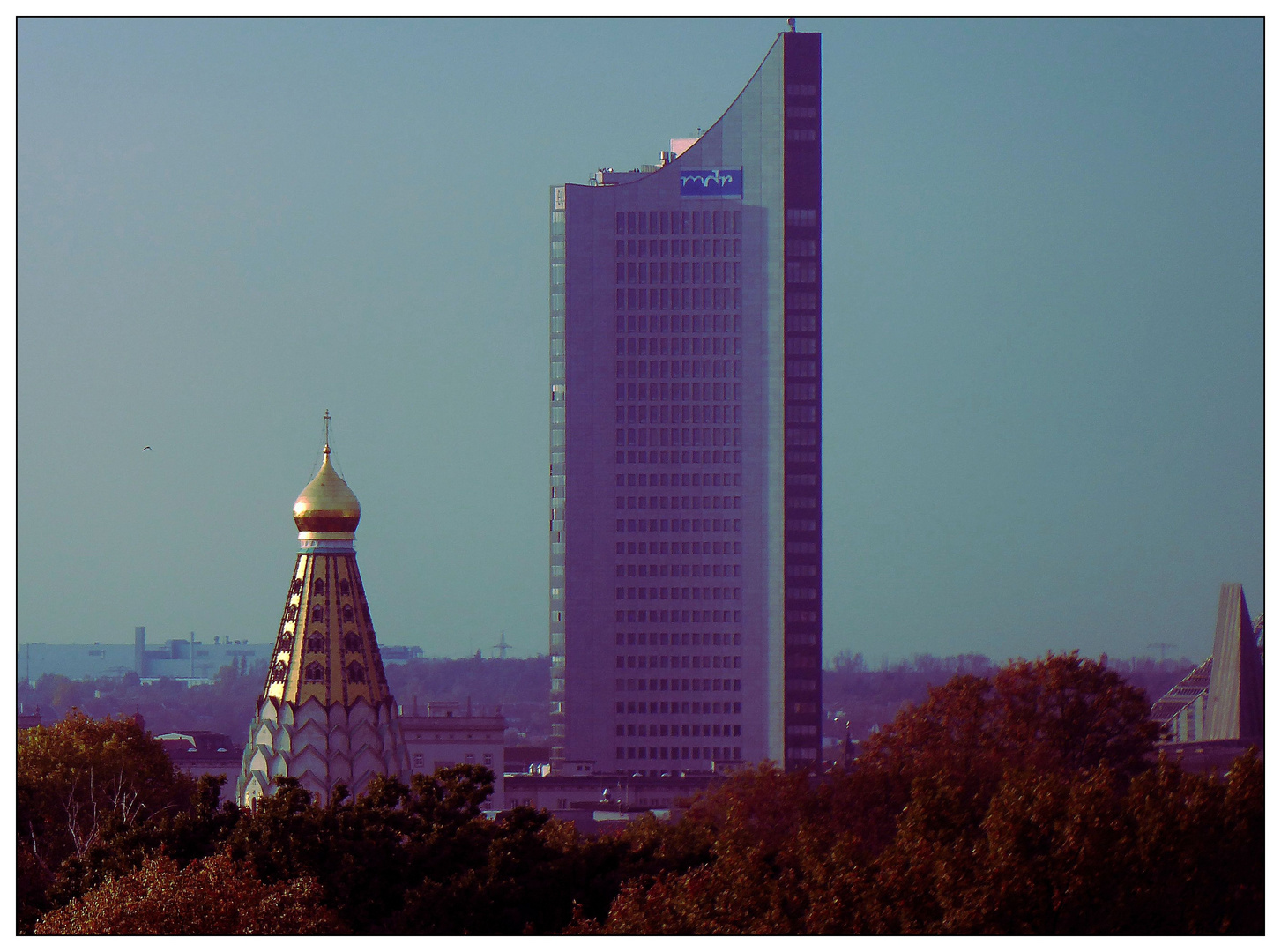 Der Kirchturm und das Hochhaus