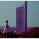 Der Kirchturm und das Hochhaus