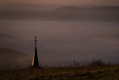 Der Kirchturm und der Nebel