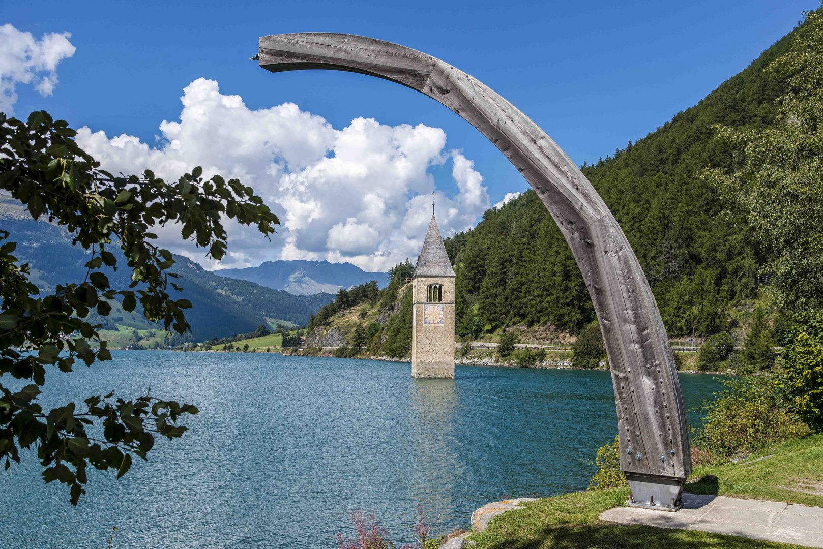 Der Kirchturm von Altgraun im Reschensee ...