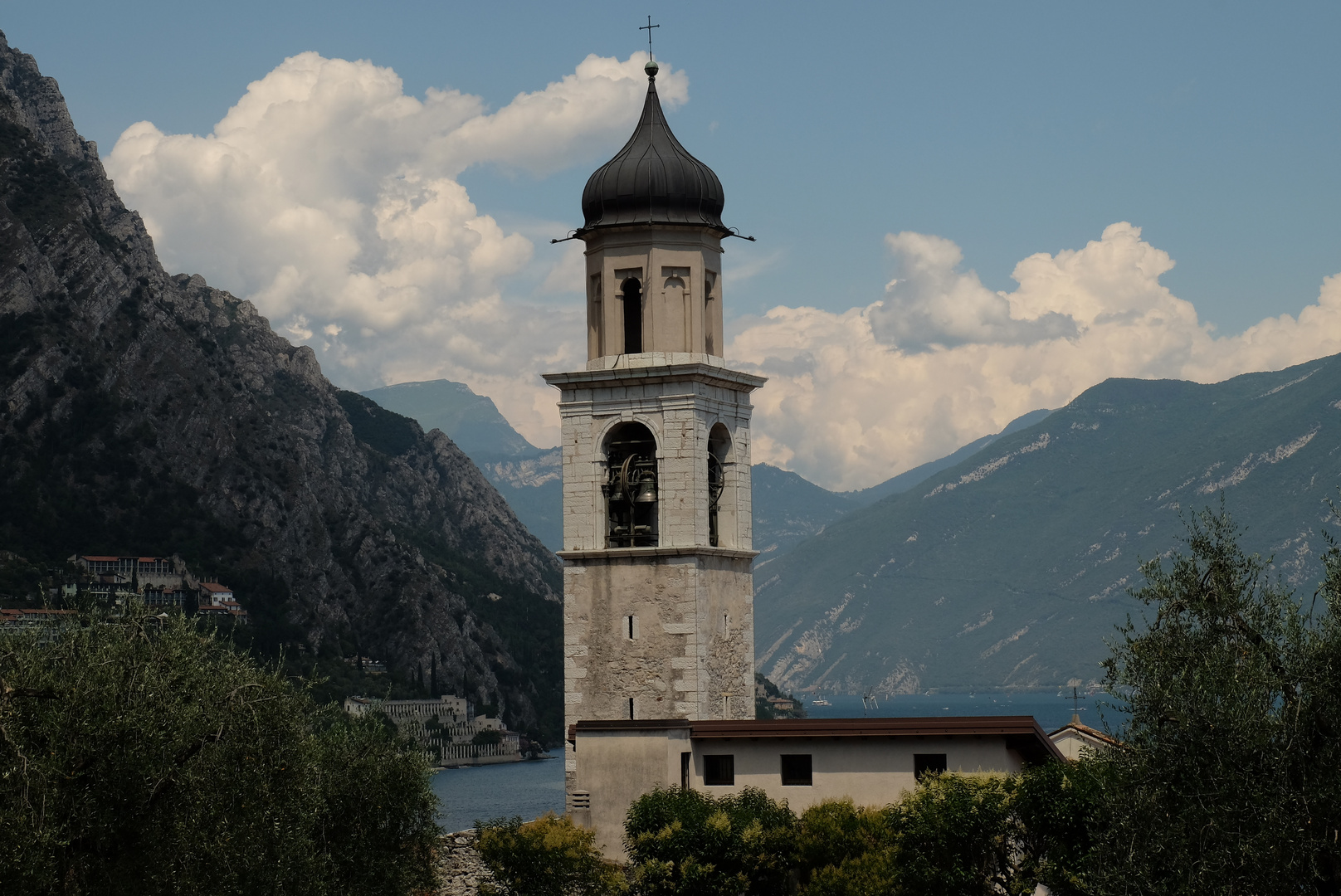 Der Kirchturm von Limone am Gardasee