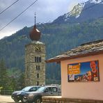 Der Kirchturm von St Niklaus im Wallis