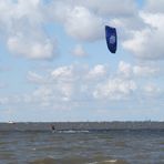 der Kitesurfer kommt immer näher ..................