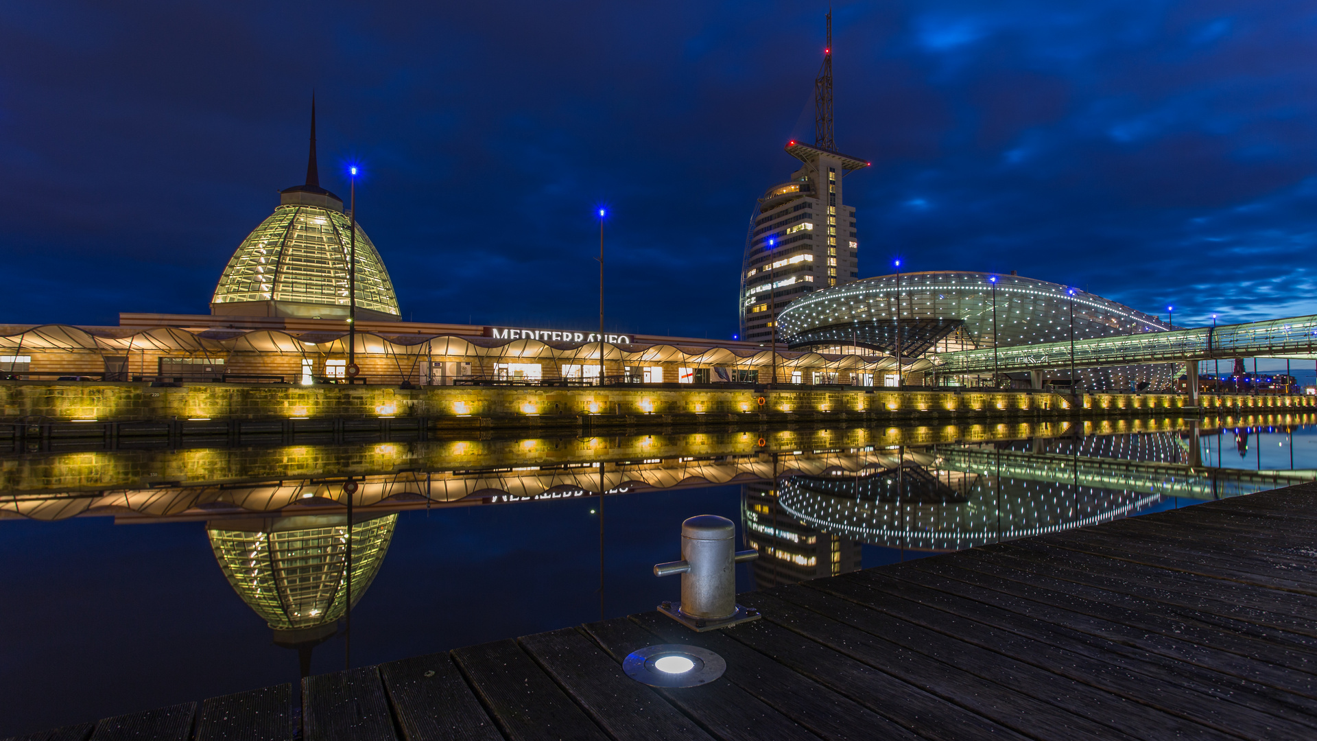 der Klassiker mit Poller im Licht Foto &amp; Bild | deutschland, europe ...