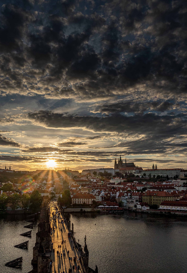 Der klassische Blick auf Kleinseite und Burg kurz vor Sonnenuntergang