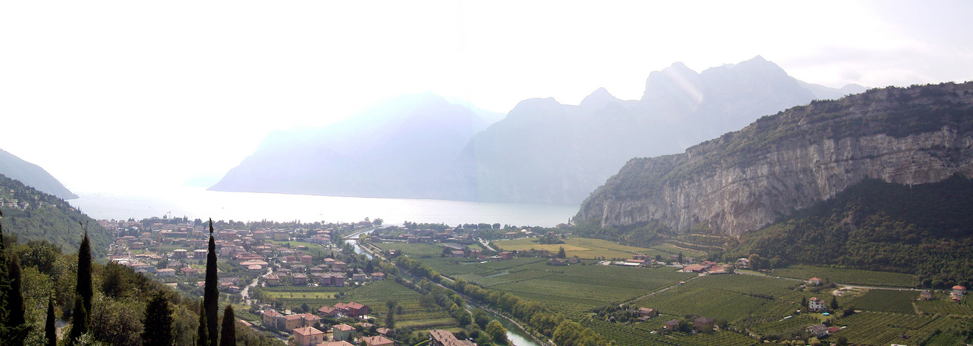 Der klassische Blick auf Torbole am Garda-See bei der Herfahrt von Rovereto.