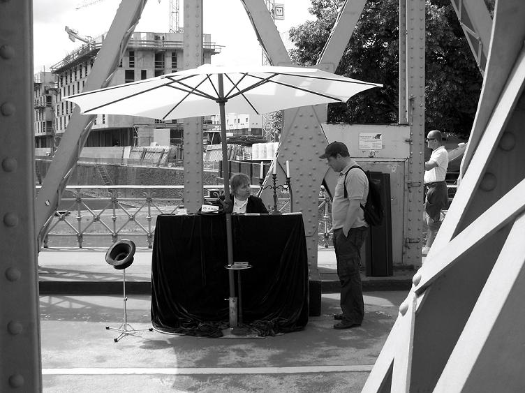 Der Klavierspiler auf der Brücke ... Köln, Pfingsten 2009