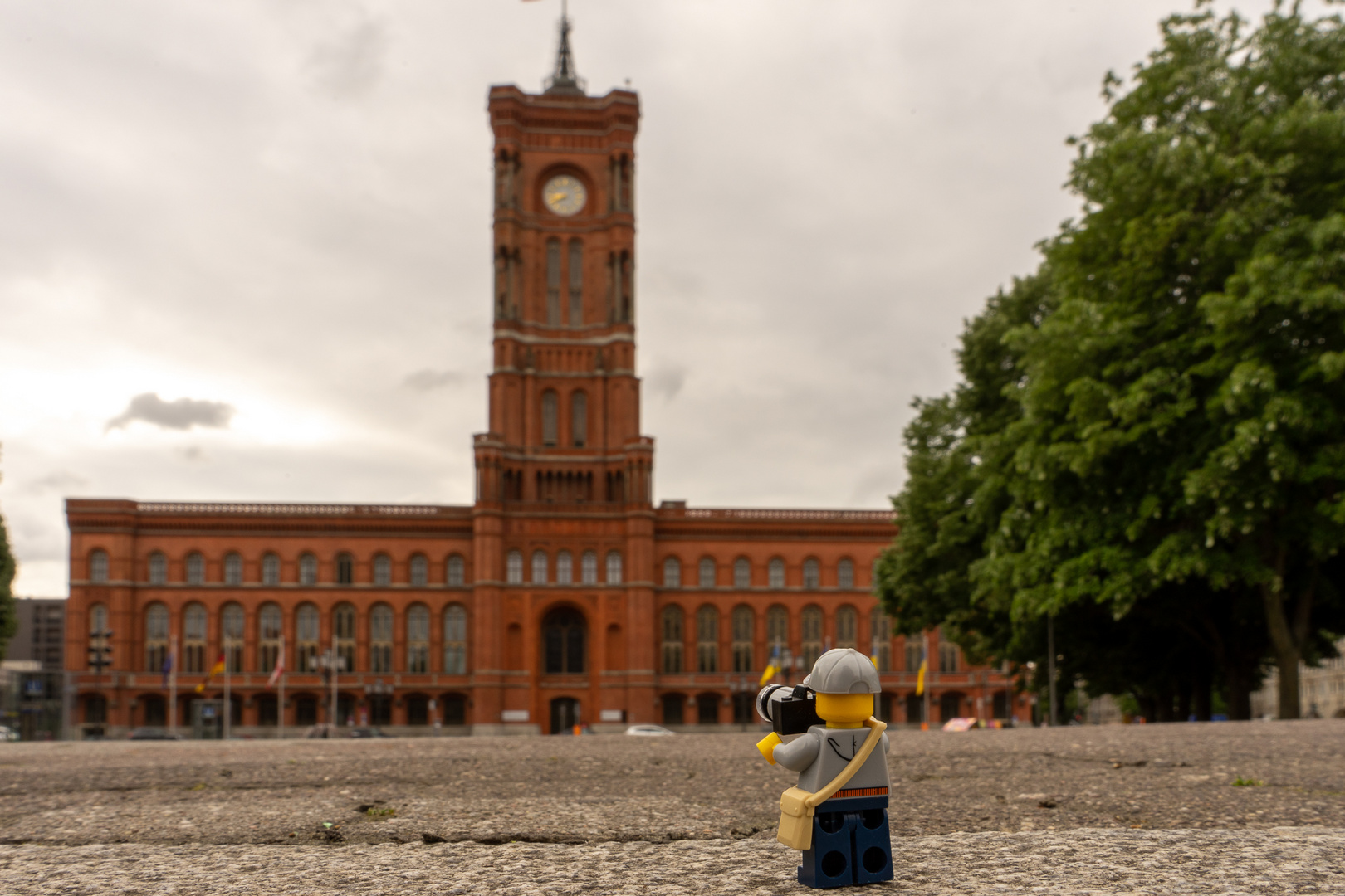 Der kleine Fotograf besucht das Rote Rathaus.