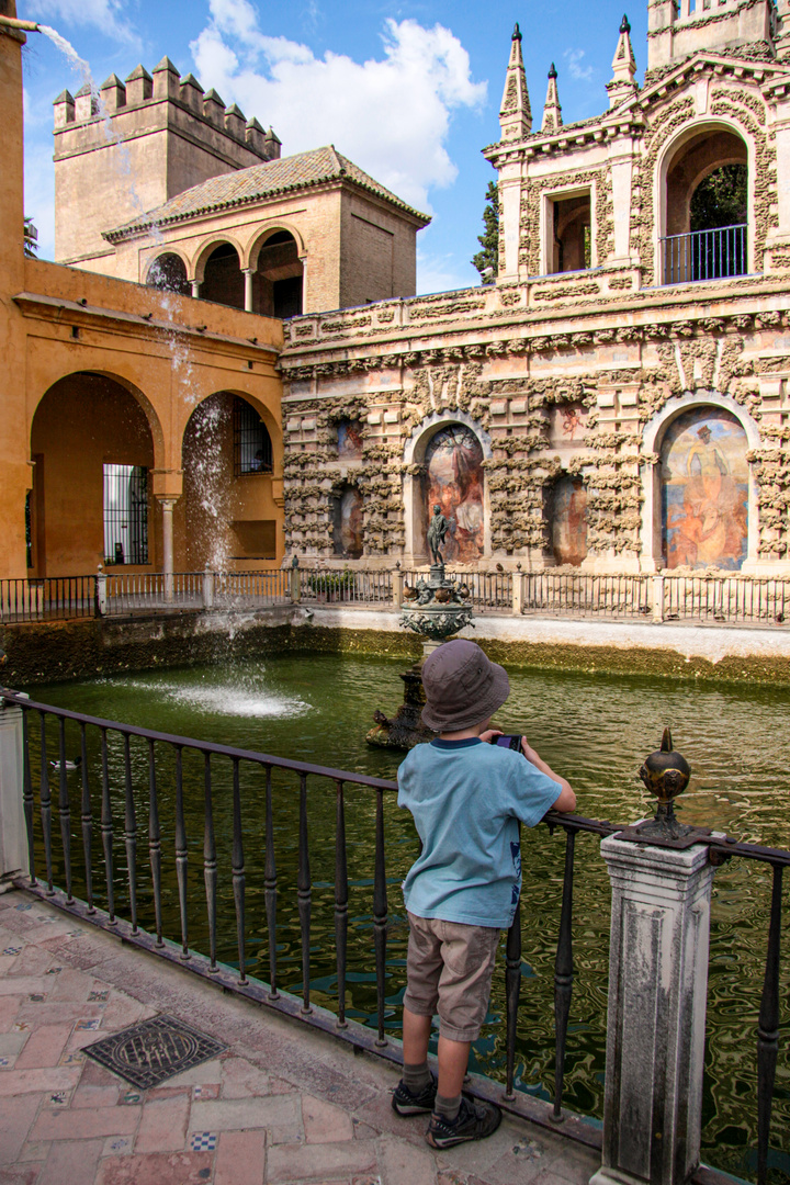 der kleine Fotograf in den Gärten des Real Alcázar