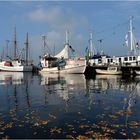 Der kleine Hafen im Herbst