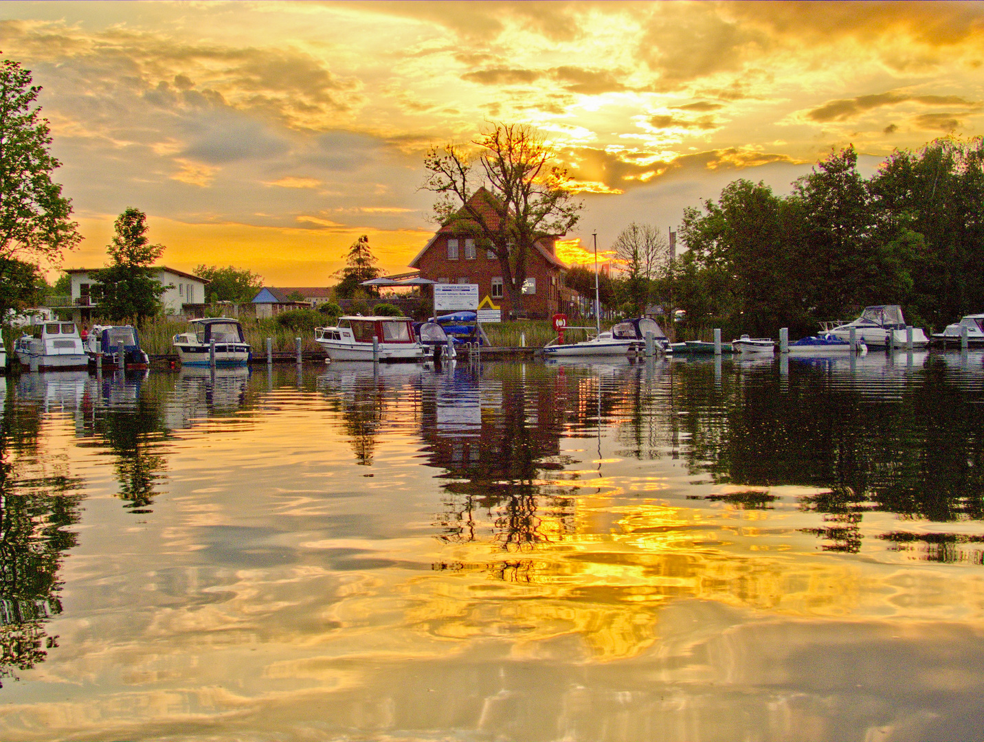 Der kleine Hafen im späten Licht