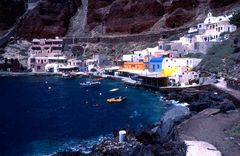 Der kleine Hafen von Oia in der Ammoúthi Bucht auf Santorin / Greece