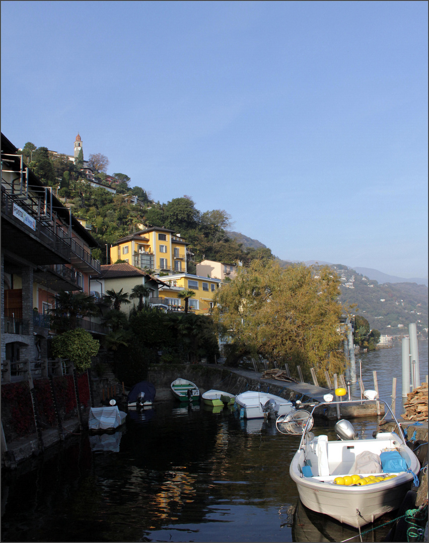 Der kleine Hafen von Porto Ronco...