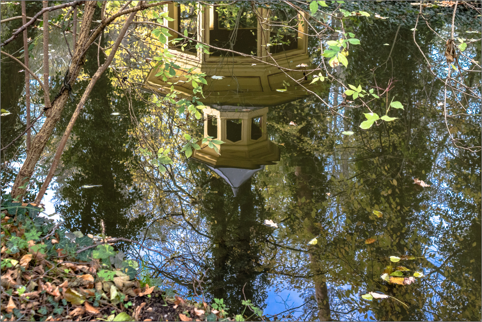 - der kleine hölzerne Säulenpavillion- Foto & Bild | architektur