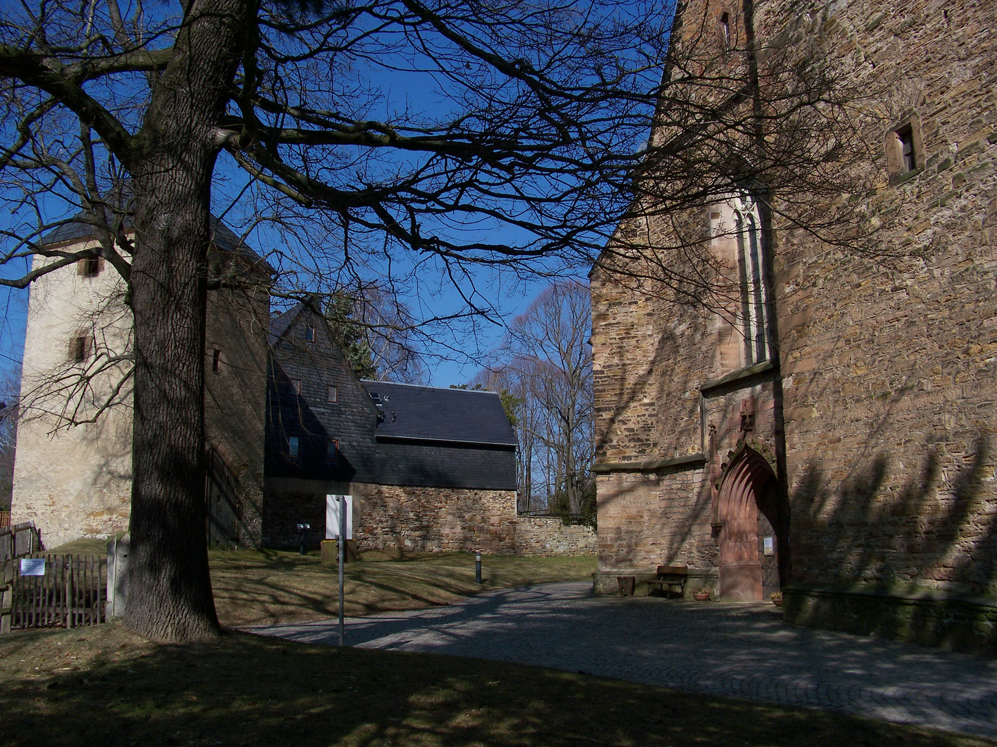Der kleine Hof vor der Ebersdorfer Kirche