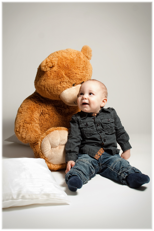 Der kleine Jonas mit seinem großen Teddy :)