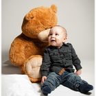 Der kleine Jonas mit seinem großen Teddy :)