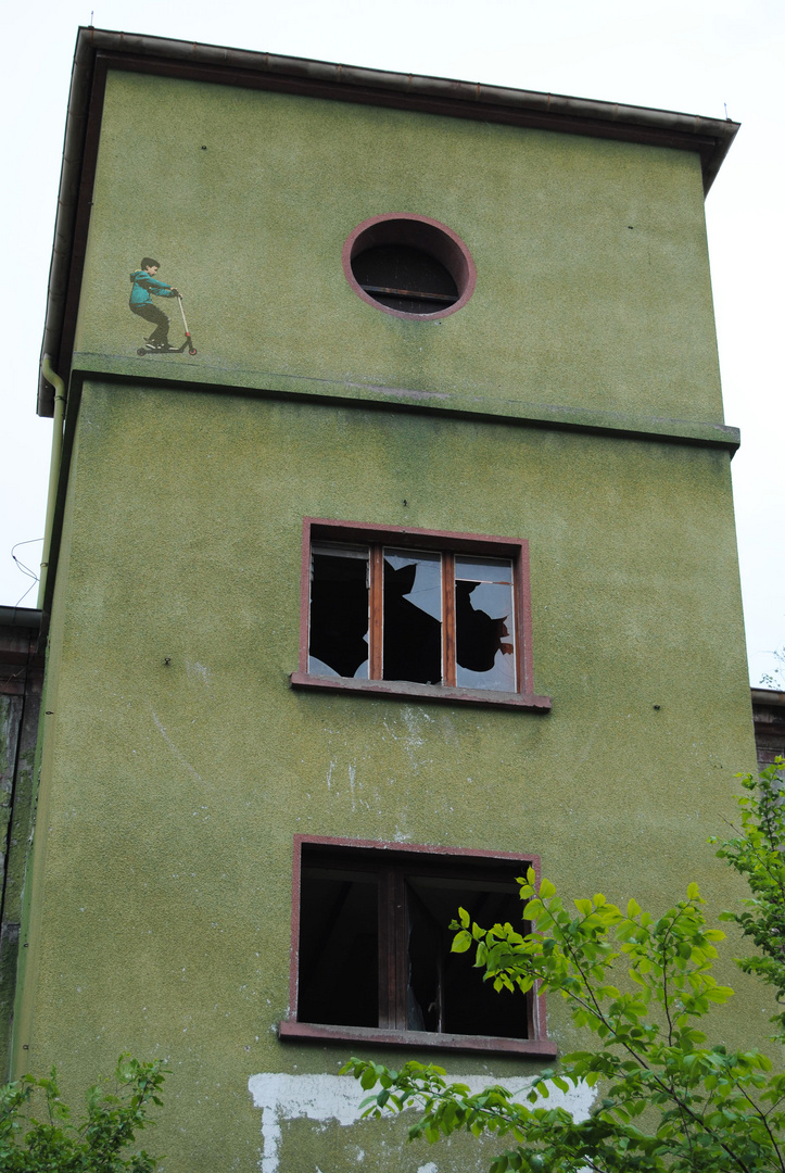 Der kleine Junge auf dem Roller