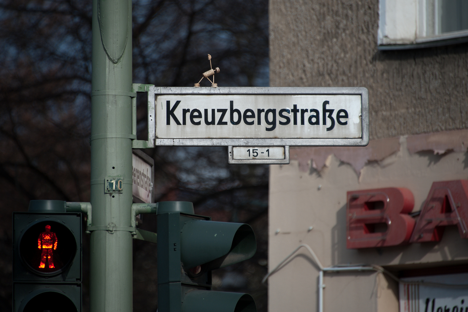 Der kleine Mann auf der Straße